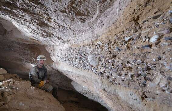 המערה הארוכה בעולם. חוקר במערה שנמצאה // צילום: בועז לנגפורד